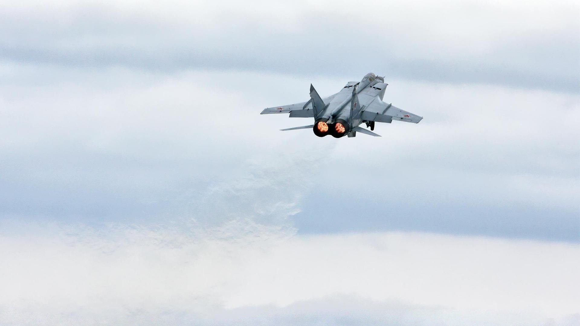 马克西手术刀式统治，公牛碾碎黄蜂的纸糊防线